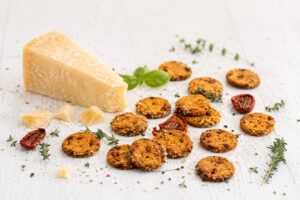 Käsegebäck mit Parmesan und getrockneten Tomaten